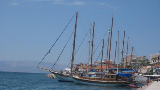 cesme_harbour_vikipedi.jpg